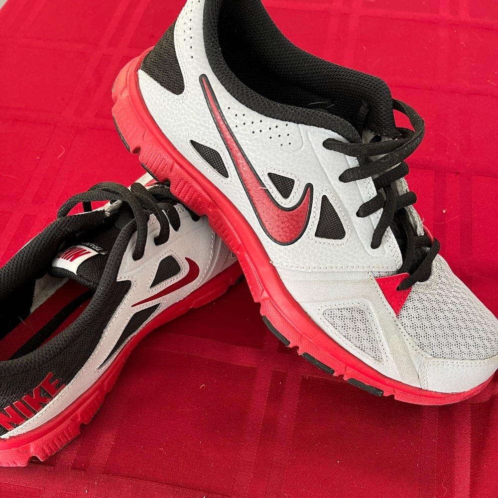 Make me an offer Flex Training Boys US size 7, fits women’s 8